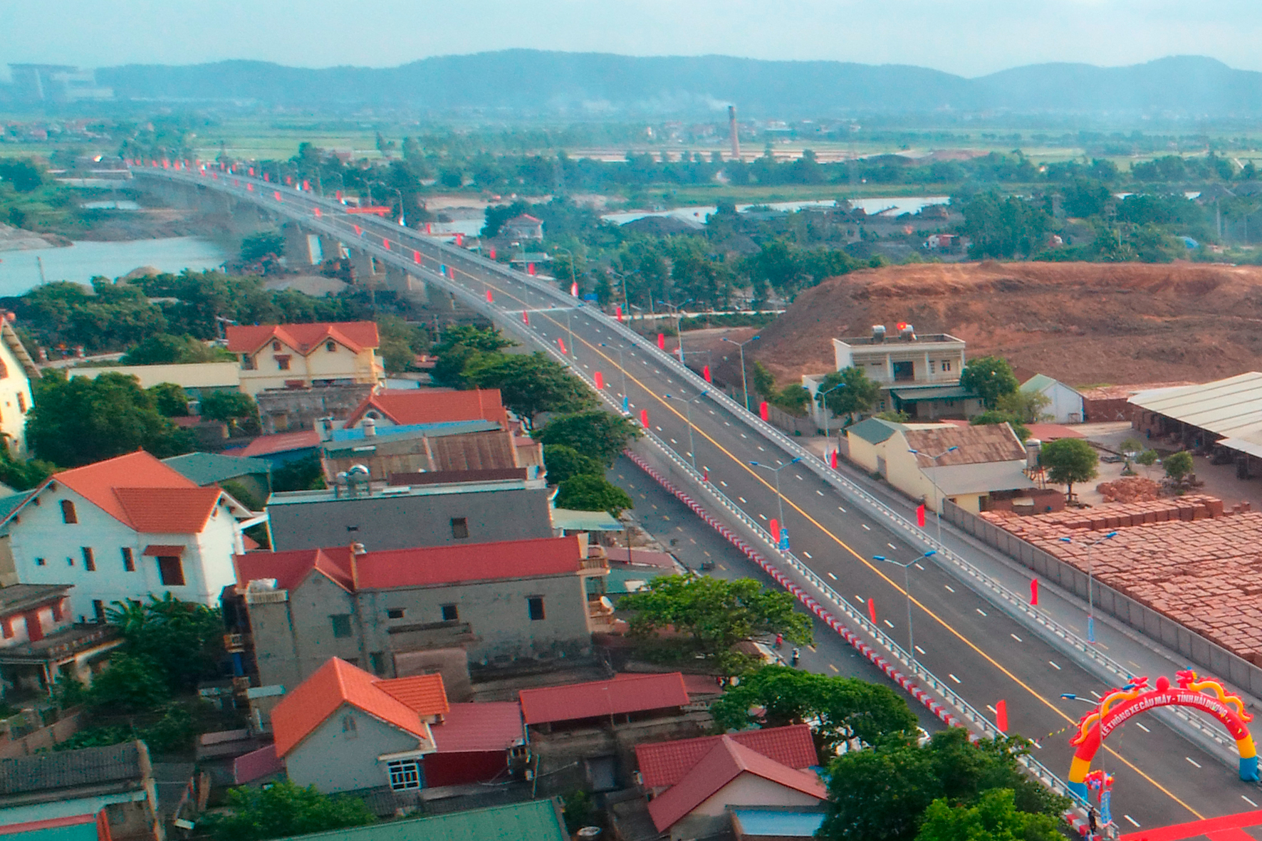 Hải Dương Thông xe cầu Mây nối thị xã Kinh Môn với huyện Kim Thành