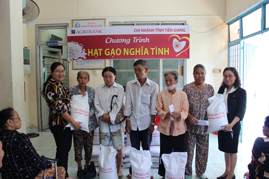 Những hạt gạo đong đầy nghĩa tình Agribank