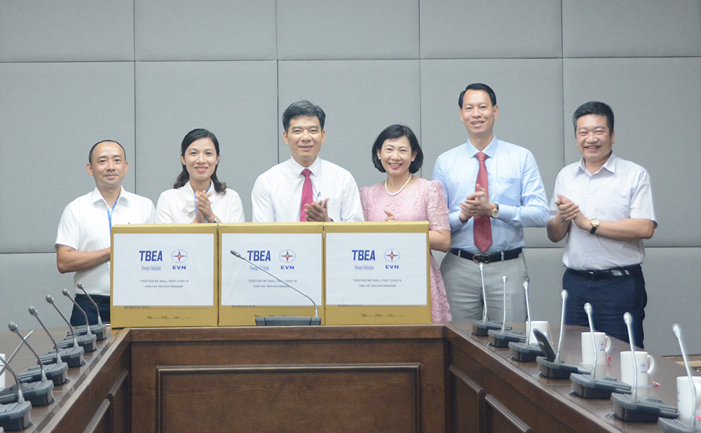 Tập đoàn Điện lực Việt Nam tiếp nhận 8 000 khẩu trang y tế từ Công ty TNHH TBEA Hengyang
