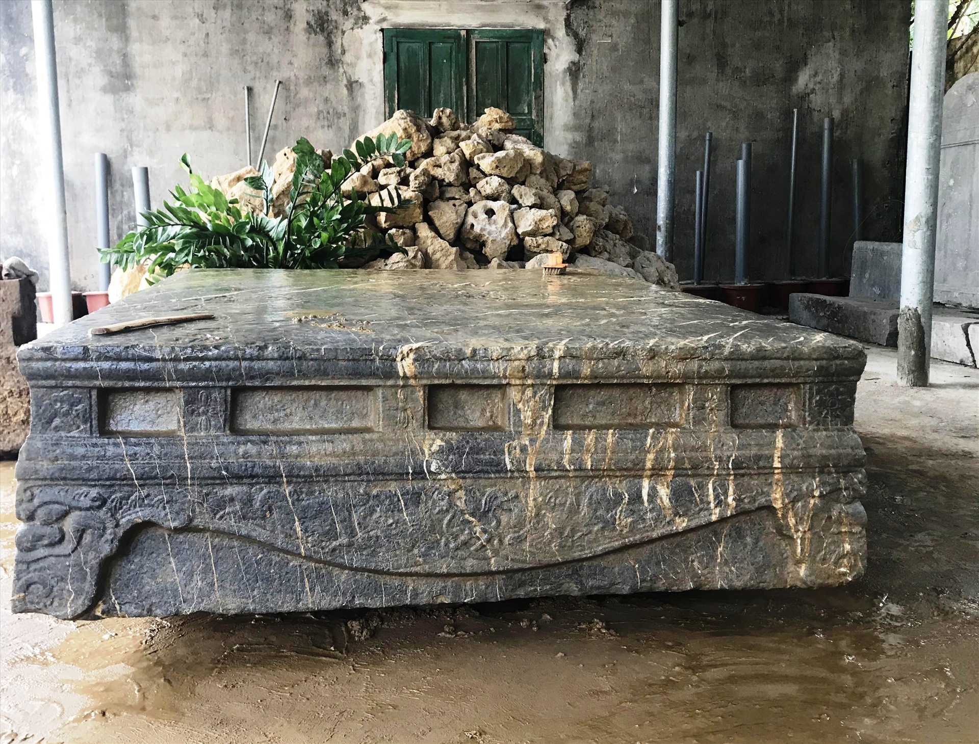 Phát hiện sập đá cổ từ thế kỷ XVI