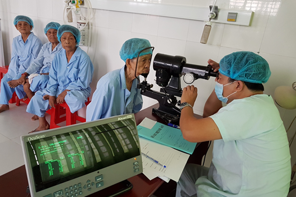 Mổ mắt miễn phí cho gần 100 bệnh nhân có hoàn cảnh khó khăn tại thị xã Long Mỹ
