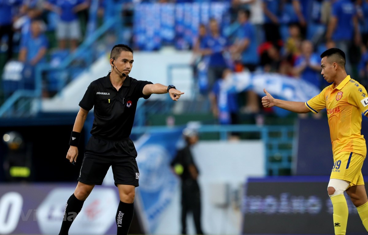 Trọng tài lại sai sót ở vòng 8 V-League VFF yêu cầu kiên quyết xử lý