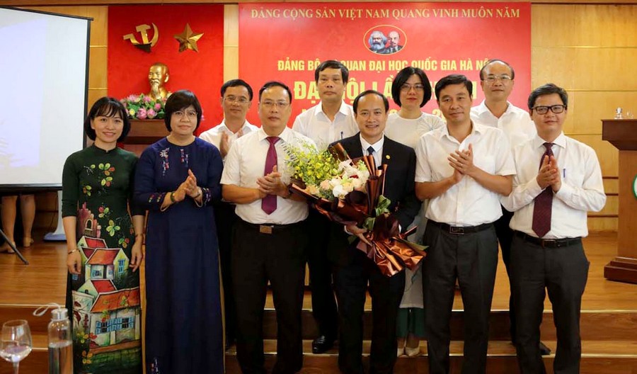 Xây dựng Đảng bộ Cơ quan ĐH Quốc gia Hà Nội gương mẫu, trong sạch, vững mạnh