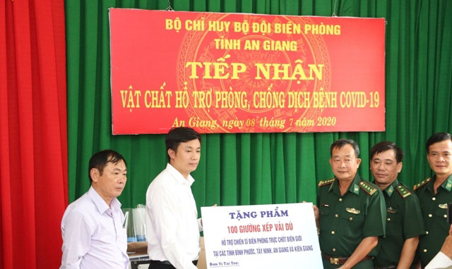 Trao tặng vật phẩm, thiết bị phòng, chống dịch COVID-19