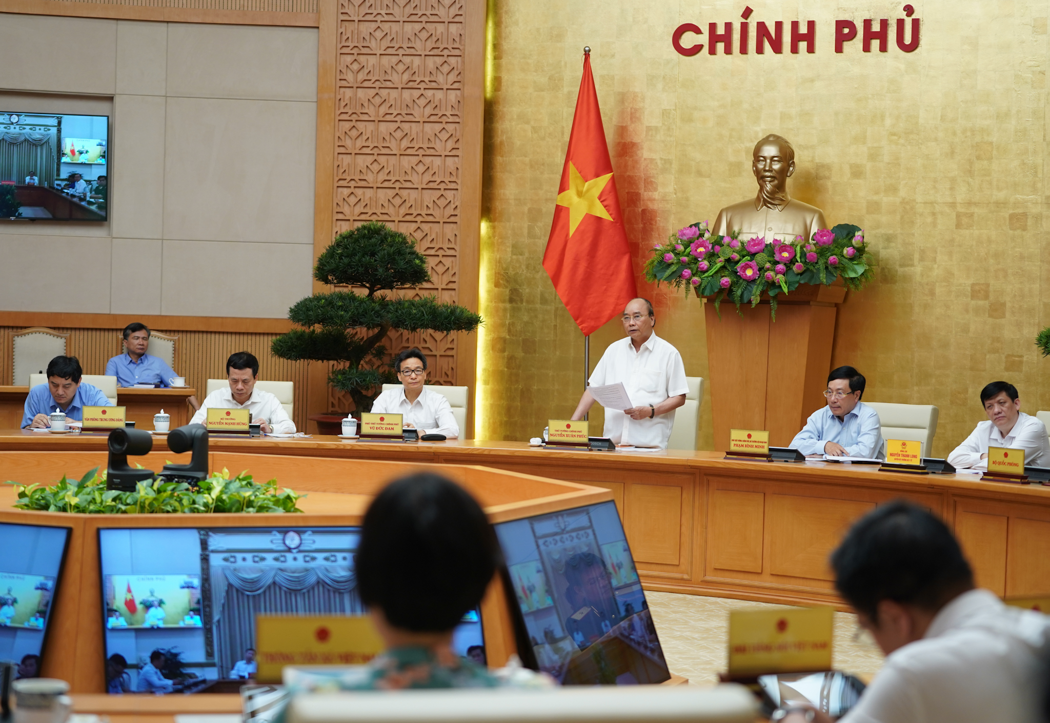 Tích cực, chủ động đưa đón công dân, chuyên gia vào Việt Nam