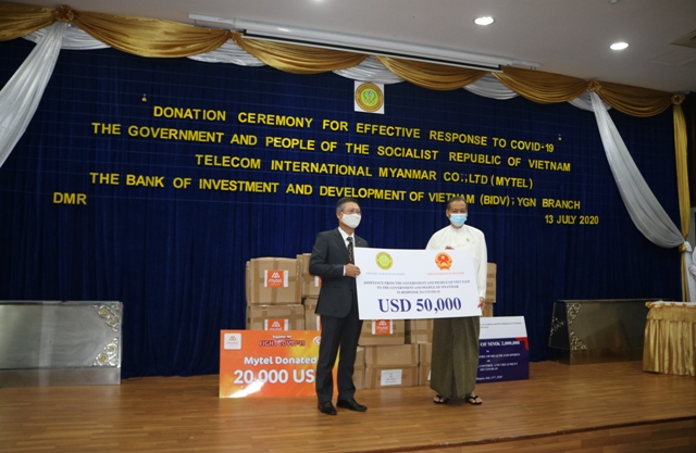 Trao quà ủng hộ của Chính phủ Việt Nam cho Myanmar phòng chống đại dịch Covid-19