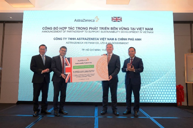 Anh Tặng 5 hệ thống điện mặt trời cho các trung tâm y tế địa phương Việt Nam