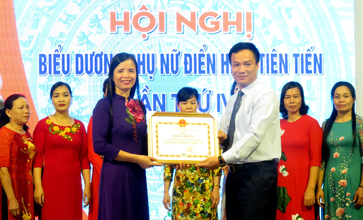 Hải Dương khen thưởng 22 tập thể và 69 cá nhân phụ nữ điển hình tiên tiến