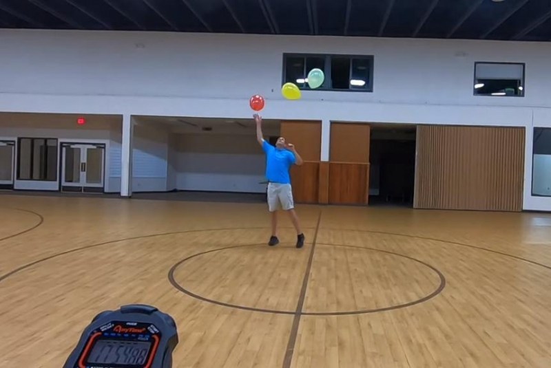 Kỷ lục thế giới Guinness về tung bóng trên không