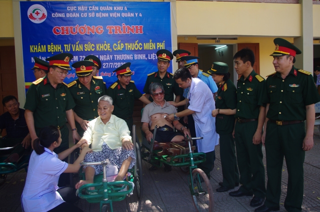Kịp thời động viên vật chất, tinh thần tới các đối tượng chính sách