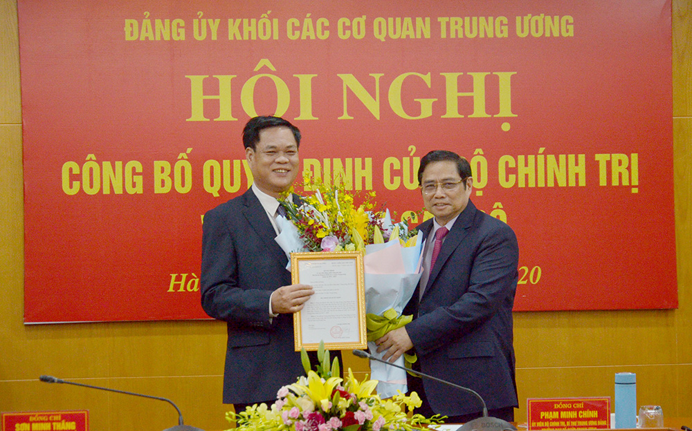 Công bố quyết định của Bộ Chính trị về công tác cán bộ