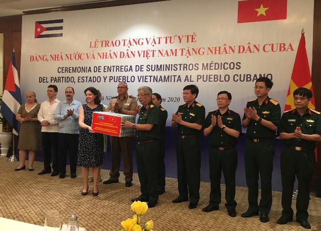 Việt Nam trao tặng vật tư y tế cho Cuba để phòng chống COVID-19