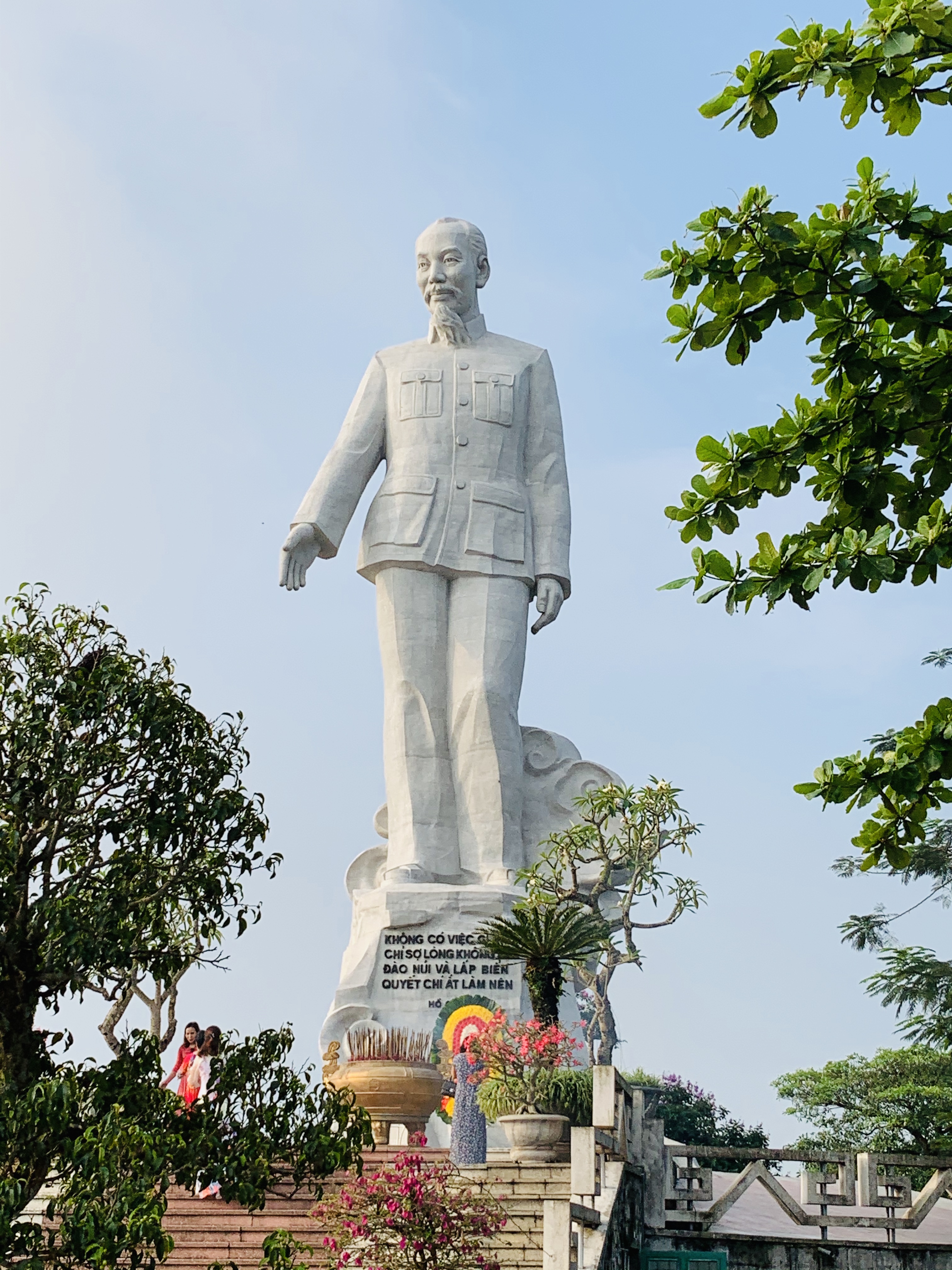 Tượng đài Bác Hồ trên Công trìnhThủy điện Hòa Bình