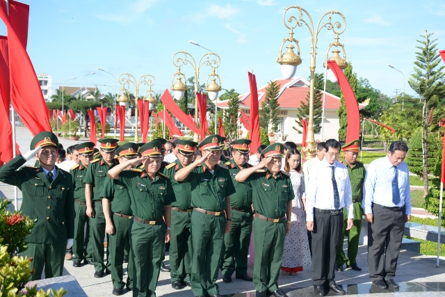 Dâng hương tưởng niệm các anh hùng, liệt sỹ tại An Giang