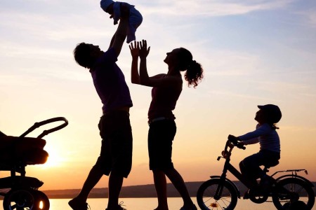 Phân biệt con đẻ và con nuôi bi phạt từ 1 – 3 triệu đồng