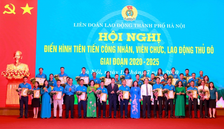 Khen thưởng 85 tập thể và 96 cá nhân điển hình tiên tiến xuất sắc trong CNVCLĐ Thủ đô