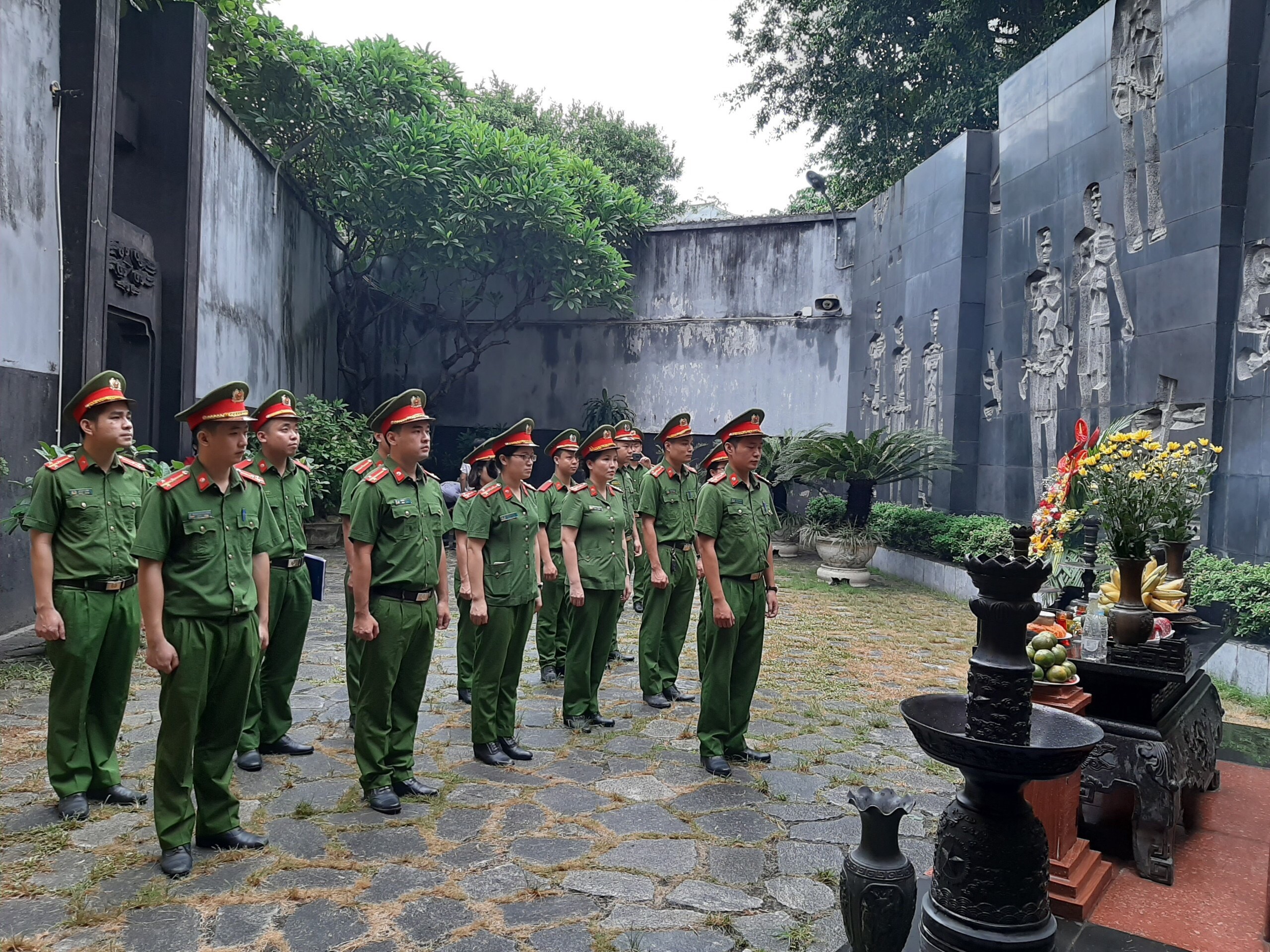 Dâng hương tưởng niệm các anh hùng liệt sĩ