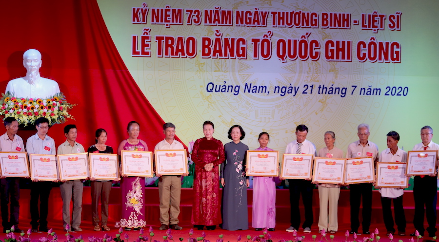 Chủ tịch Quốc hội trao Bằng Tổ quốc ghi công tới 73 thân nhân liệt sĩ
