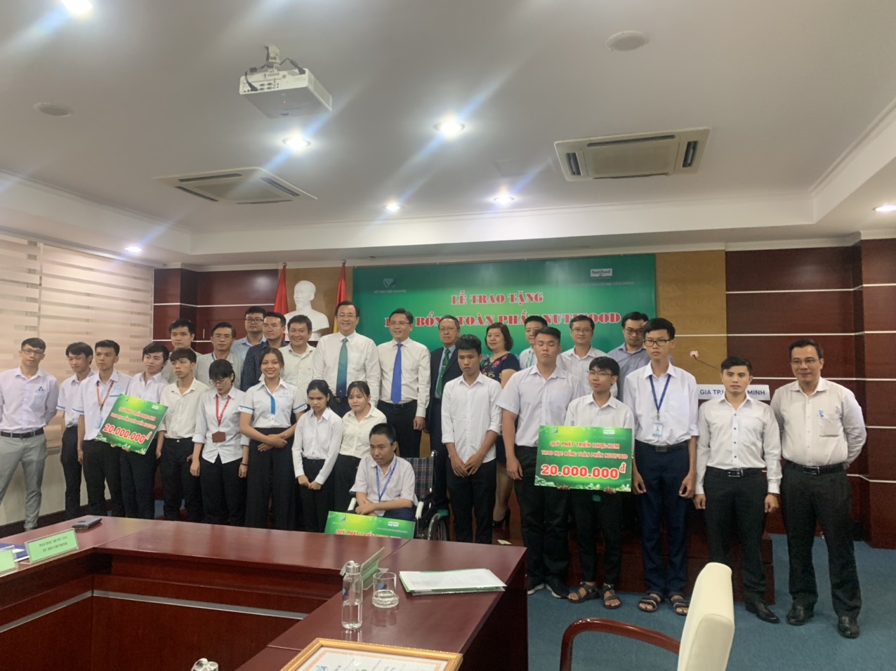 Trao học bổng giúp học sinh, sinh viên nghèo vượt khó