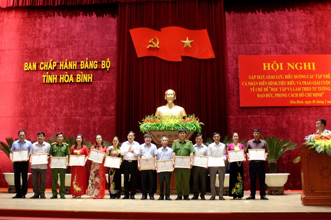 Hòa Bình Nhân rộng các điển hình tiên tiến trong học tập và làm theo Bác