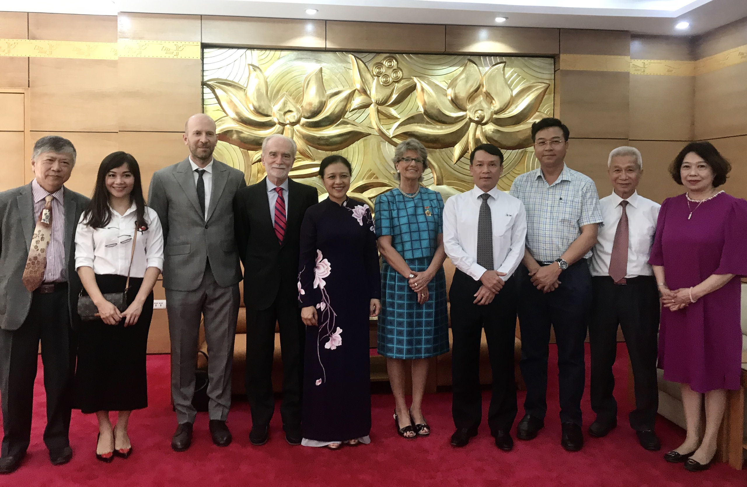 Trao Kỷ niệm chương tặng Đại sứ María Jesús Figa López-Palop