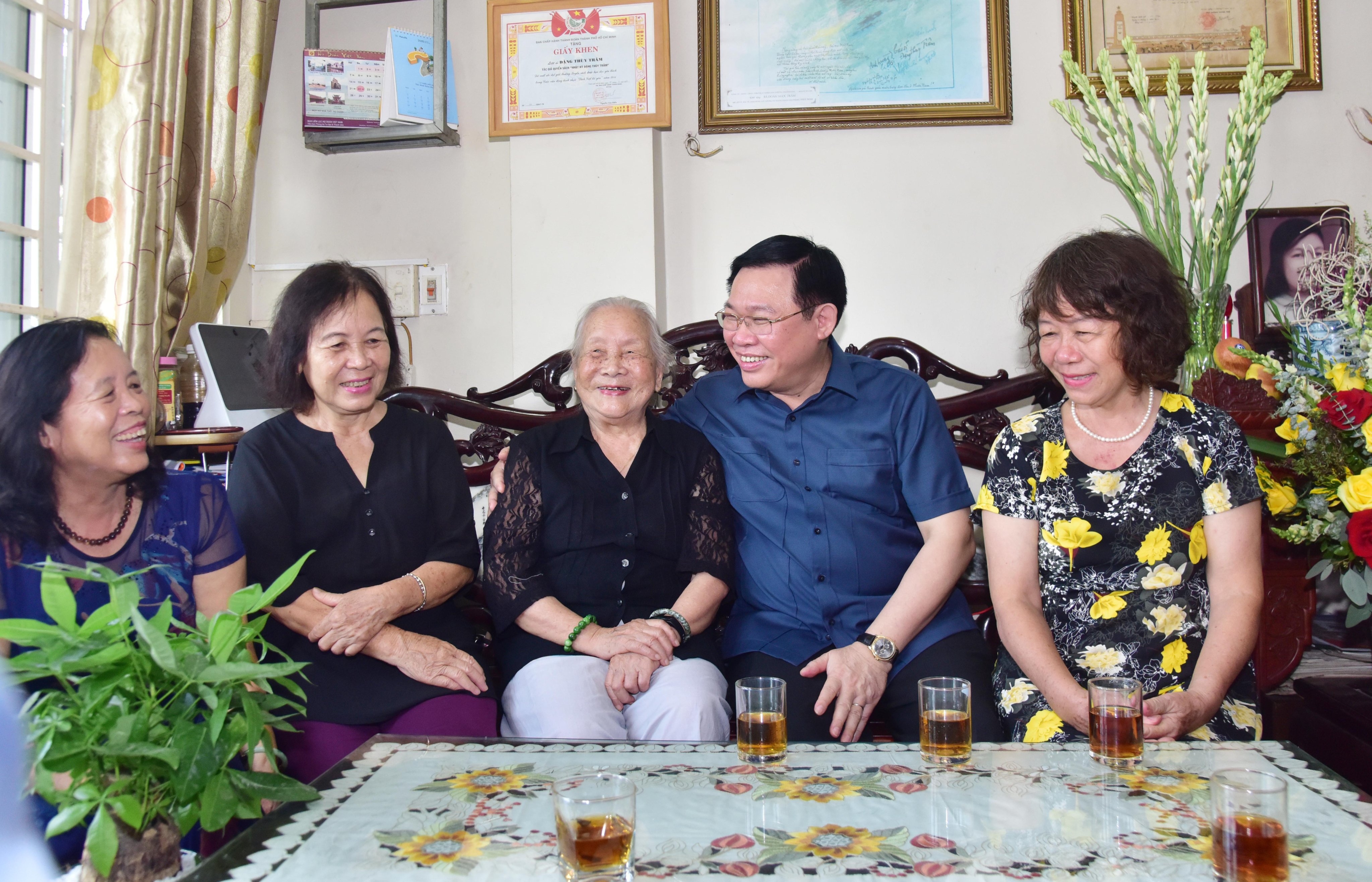 Bí thư Thành ủy Hà Nội Vương Đình Huệ thăm, tặng quà gia đình thương binh, liệt sĩ