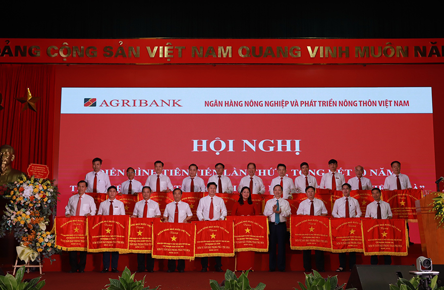 Tôn vinh điển hình tiên tiến Agribank