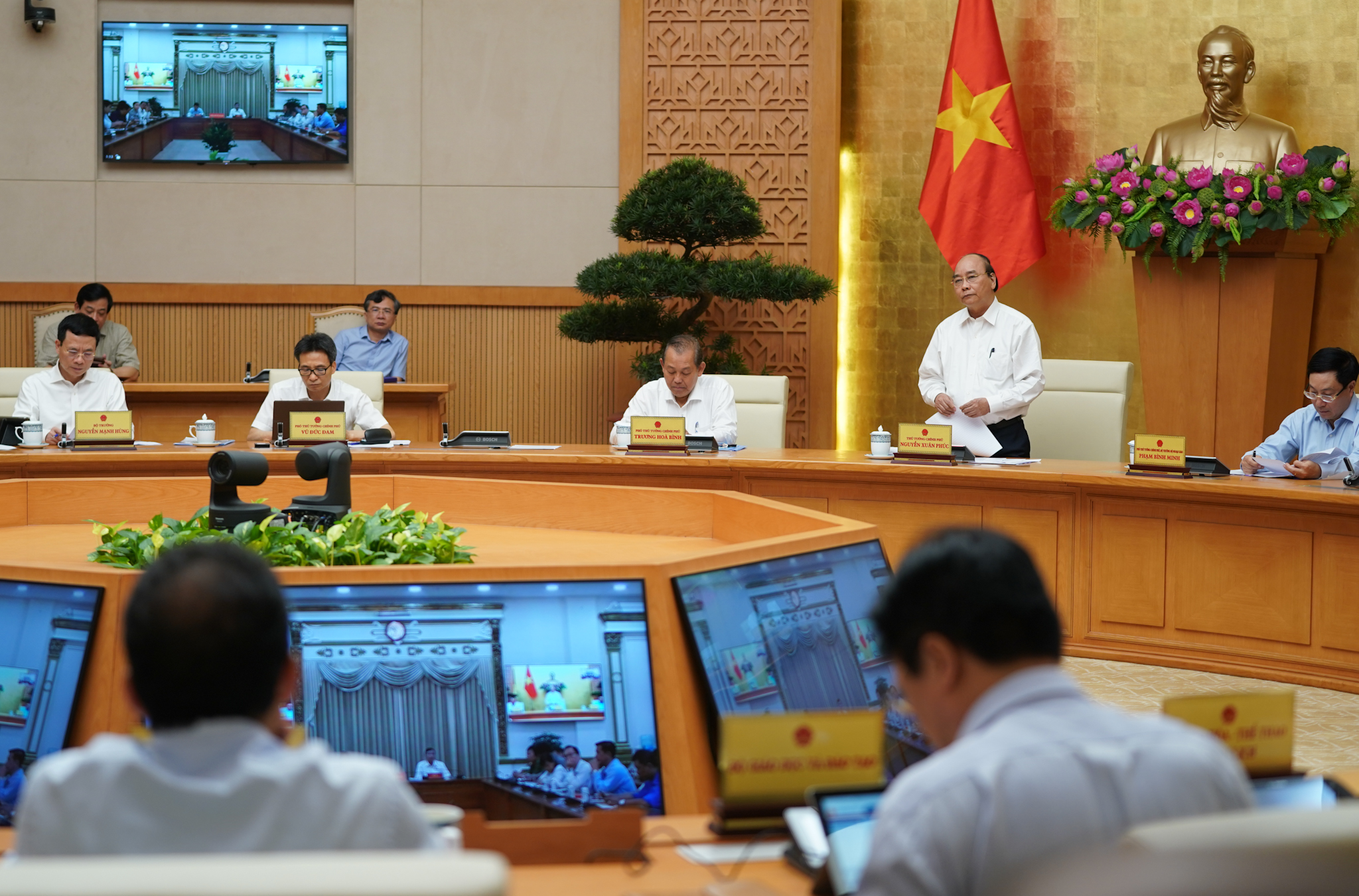 Thủ tướng yêu cầu bình tĩnh nhưng không chủ quan trong phòng, chống dịch