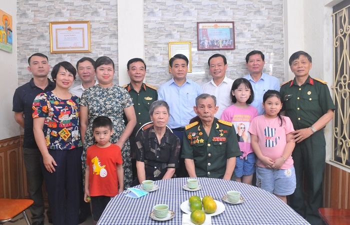 Chủ tịch UBND thành phố Hà Nội thăm, tặng quà gia đình chính sách