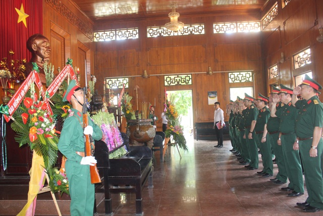 Đảng ủy Bộ Tổng Tham mưu dâng hương tưởng niệm Chủ tịch Hồ Chí Minh