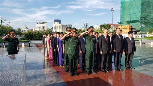 Dâng hương tri ân các liệt sỹ quân tình nguyện Việt Nam tại Campuchia