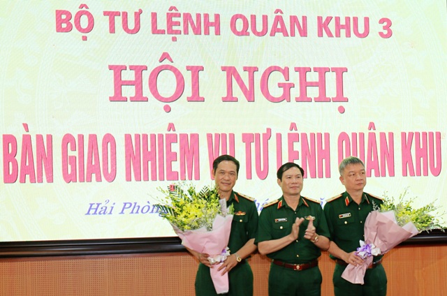 Bàn giao nhiệm vụ Tư lệnh Quân khu 3