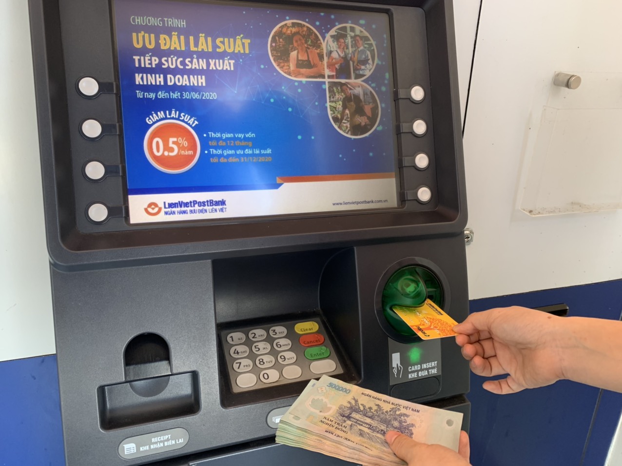 BHXH Việt Nam đẩy mạnh chi trả lương hưu, trợ cấp BHXH và BHTN qua thẻ ATM