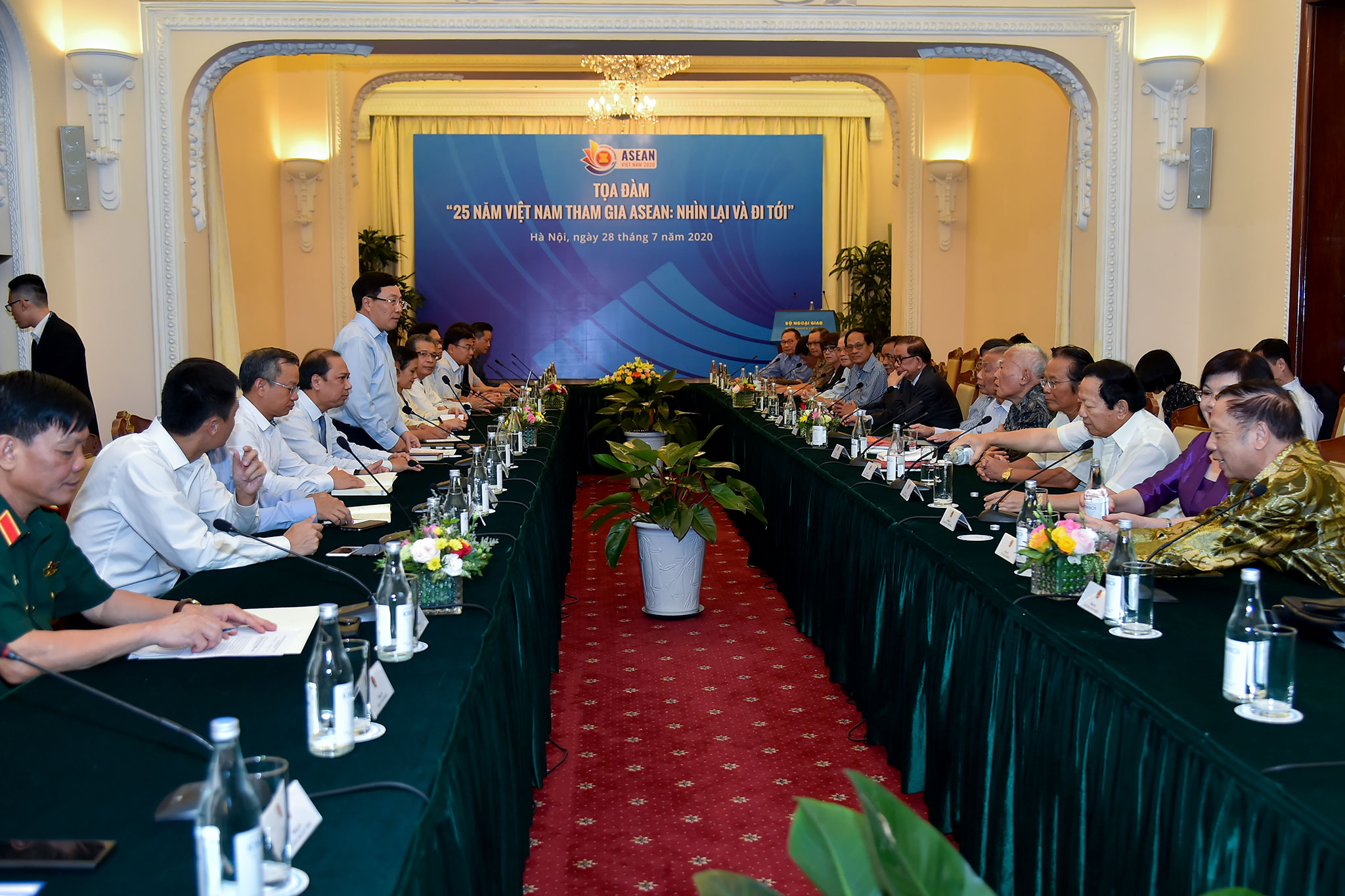 Tọa đàm “25 năm Việt Nam tham gia ASEAN Nhìn lại và đi tới”