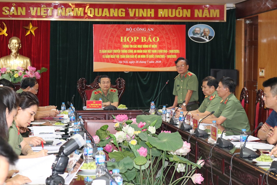 Nhiều hoạt động dịp kỷ niệm 75 năm Ngày truyền thống Công an nhân dân và 15 năm Ngày hội Toàn dân bảo vệ an ninh Tổ quốc
