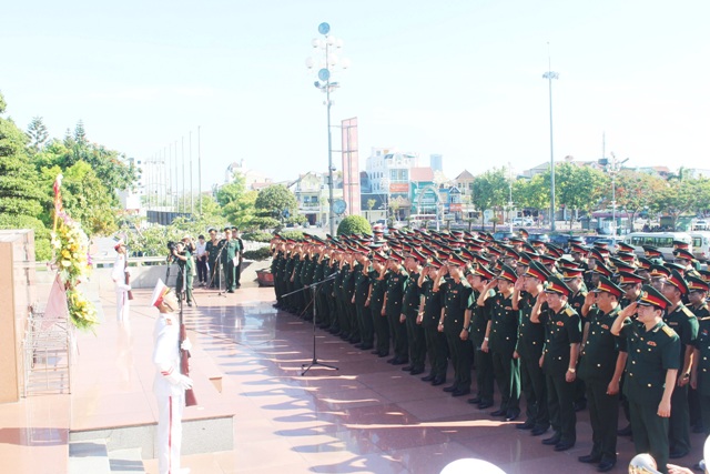 Đoàn đại biểu Đảng bộ Quân khu 4 báo công dâng Bác