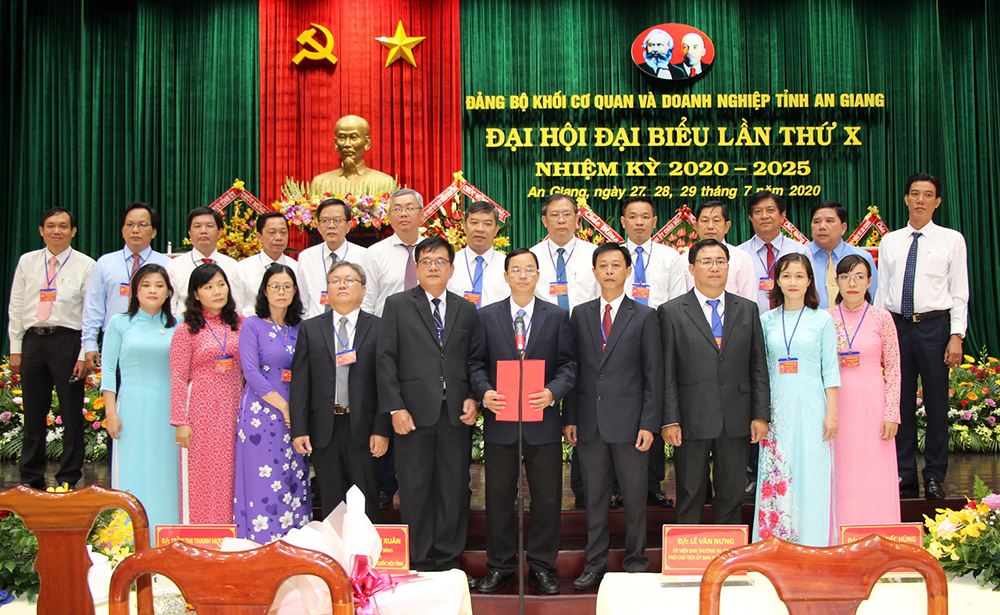 Xây dựng tổ chức Đảng, đoàn thể, doanh nghiệp trong sạch, vững mạnh