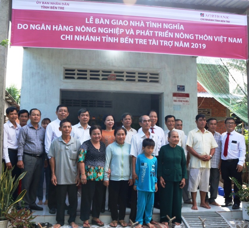 Bàn giao 40 căn nhà tình nghĩa do Agribank Bến Tre tài trợ