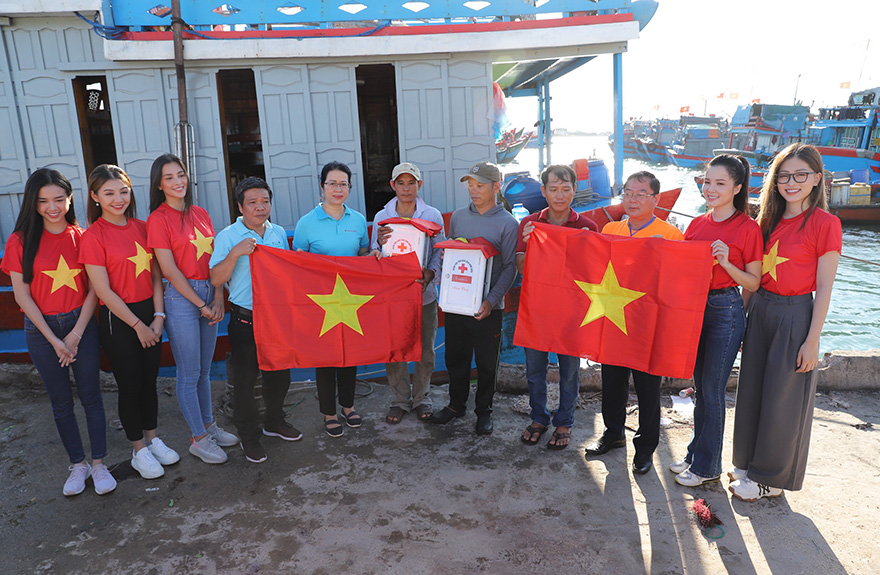 Đồng hành cùng chương trình “Một triệu lá cờ Tổ quốc cùng ngư dân bám biển”