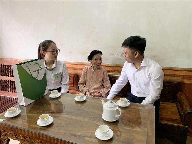 Vietcombank Tuyên Quang tặng quà Mẹ Việt Nam Anh hùng, các gia đình chính sách