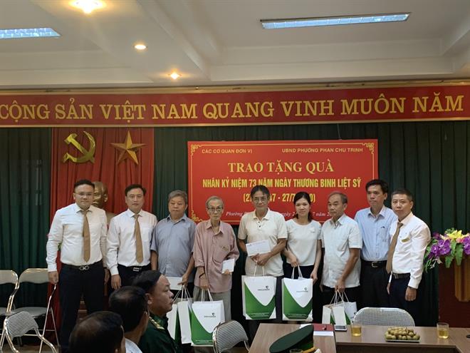 Vietcombank Hoàn Kiếm thăm và tặng quà thương binh, bệnh binh