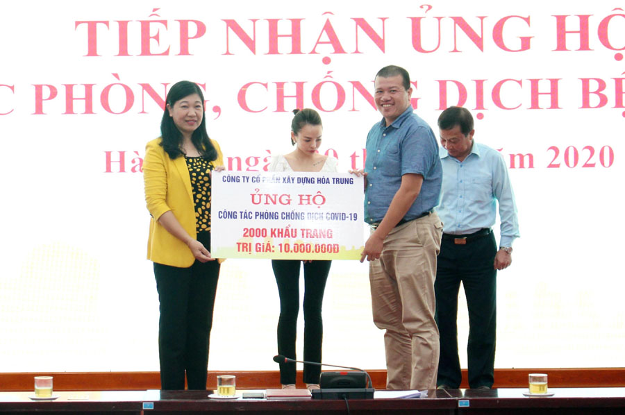 Tiếp nhận hiện vật ủng hộ phòng, chống dịch COVID-19 hơn 900 triệu đồng