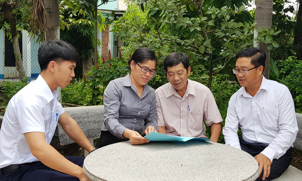 Tổ trưởng khu phố học và làm theo Bác