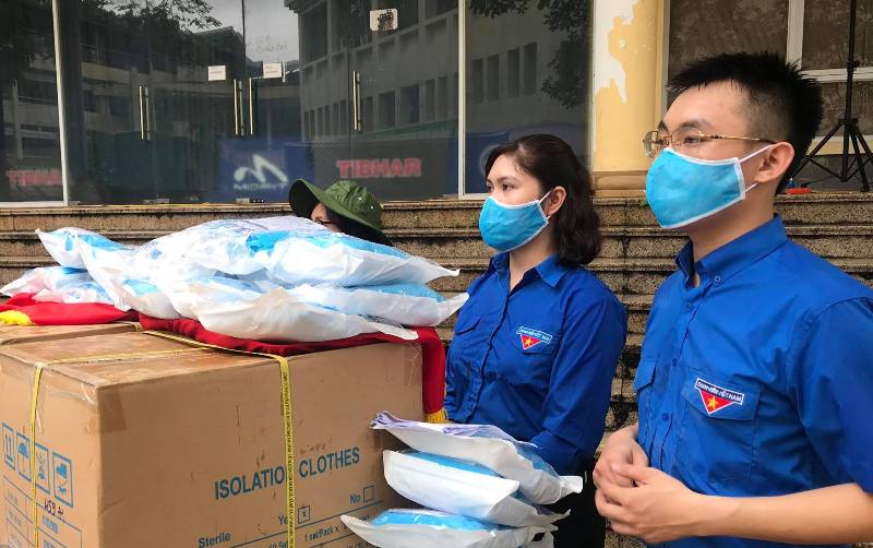 Dành tặng các nhu yếu phẩm và trang thiết bị y tế cho người dân Đà Nẵng