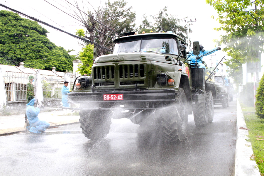 Phun thuốc khử khuẩn phòng, chống COVID-19 tại quận Sơn Trà