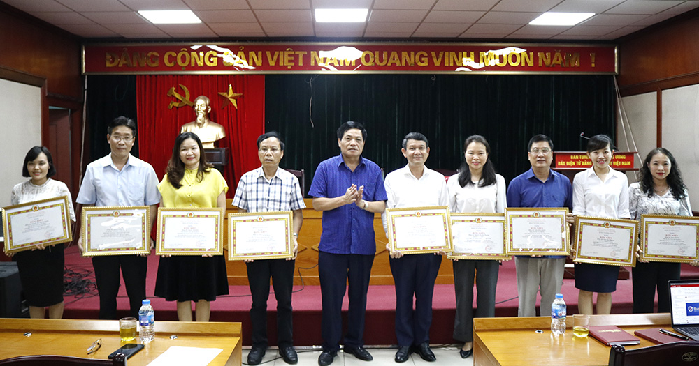 Khen thưởng các cá nhân trong tổ chức Cuộc thi tìm hiểu truyền thống ngành Tuyên giáo