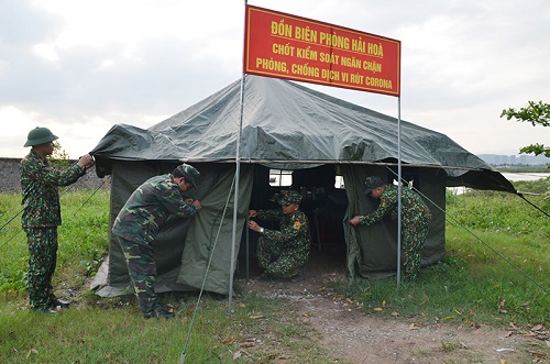 Chiến sĩ quân hàm xanh trên tuyến đầu phòng, chống dịch
