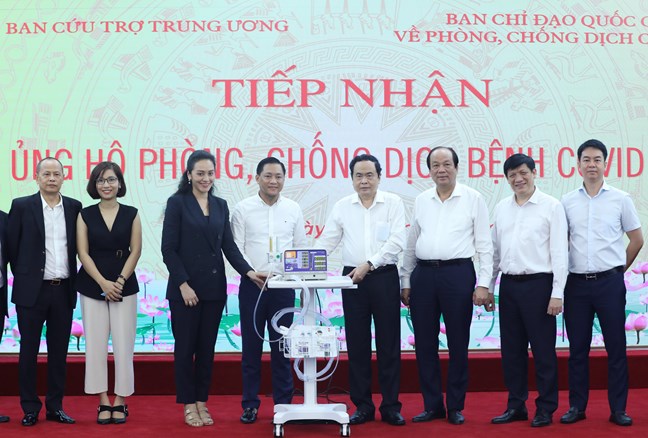Tiếp nhận 500 chiếc máy thở tiếp sức cho cuộc chiến với đại dịch COVID-19
