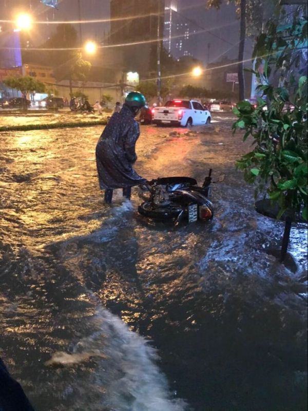 Mưa lớn kéo dài, nhiều tuyến đường tại TP HCM chìm trong biển nước