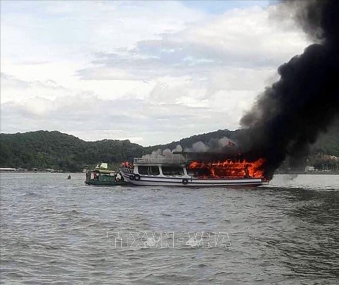 Cháy tàu chở khách du lịch trên biển